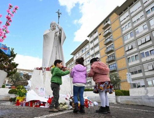 Papa Francesco: vicino ai malati, fragili come me. Grazie bambini, il Papa vi vuole bene